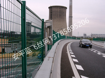 公路護(hù)欄網(wǎng)-2.jpg