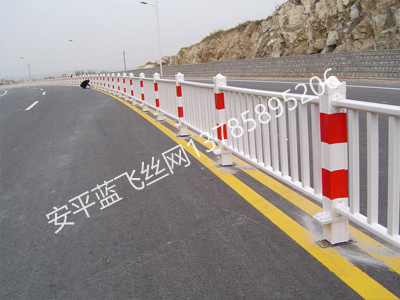 塑鋼道路護(hù)欄-1.jpg