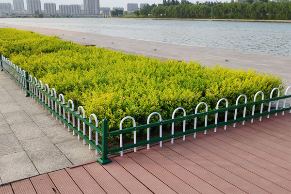 鋅鋼草坪護(hù)欄-2.png